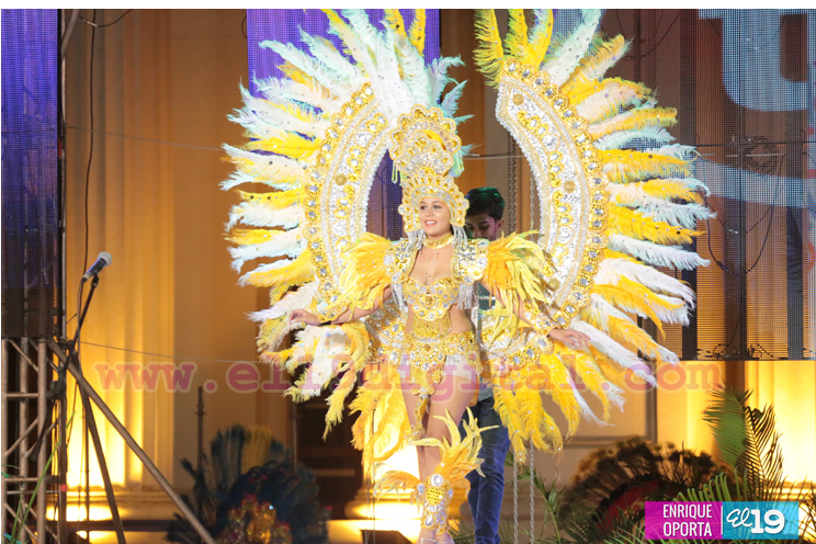 Candidatas a Reina del Carnaval desfilan en traje de fantas&iacute;a